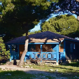 martigues-les-chalets-de-la-mer.fr-provencehotel.com/
